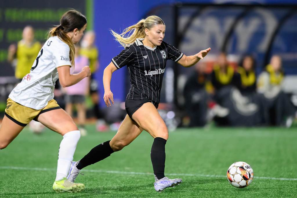 Mackenzie George dribbles on the pitch during Brooklyn FC's match against Spokane Zephyr on May 10, 2025