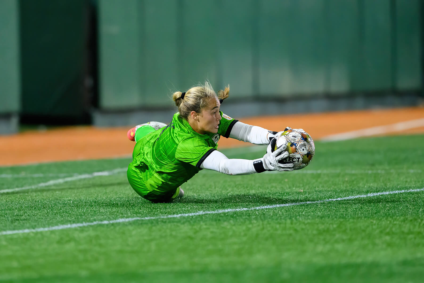 Brooklyn goalkeeper Breanna Norris makes a diving save against Tampa Bay on August 23, 2025