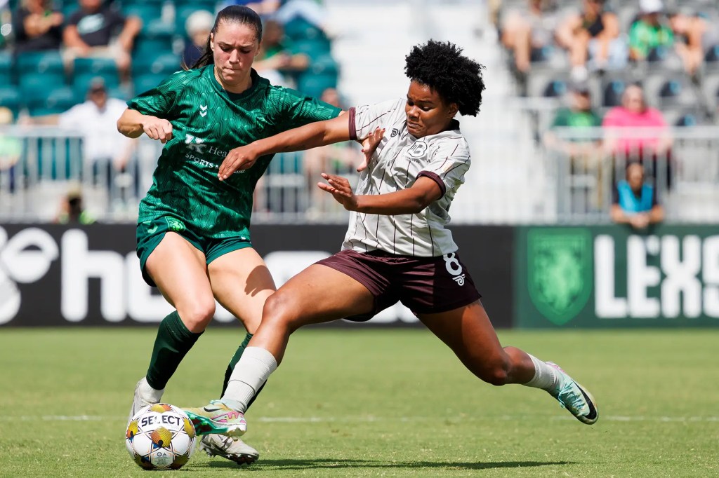 Mylena Freitas challenges for the ball against Lexington Sporting Club on September 7, 2025.