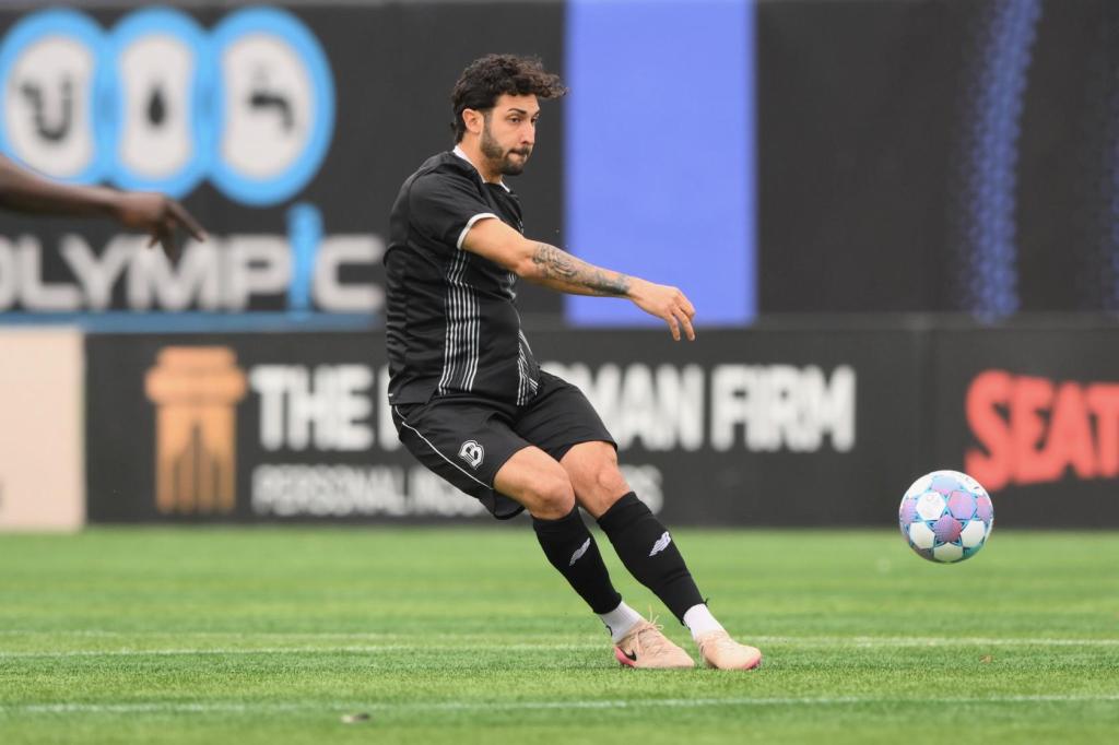 Gabriel Alves passes the ball.