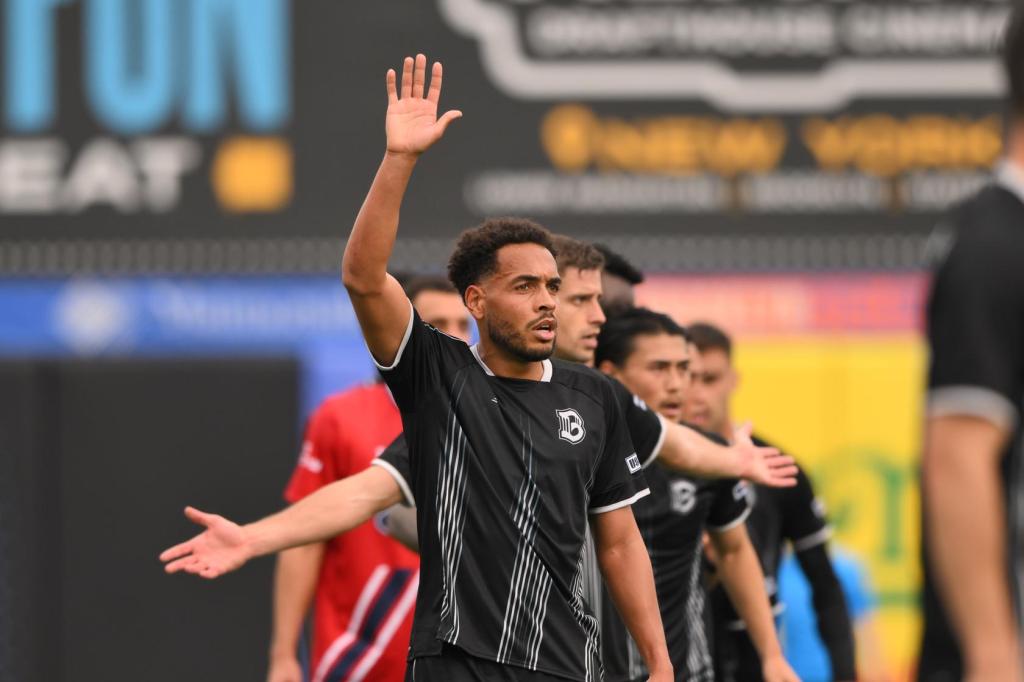 Thomas Vancaeyezeele raises his hand